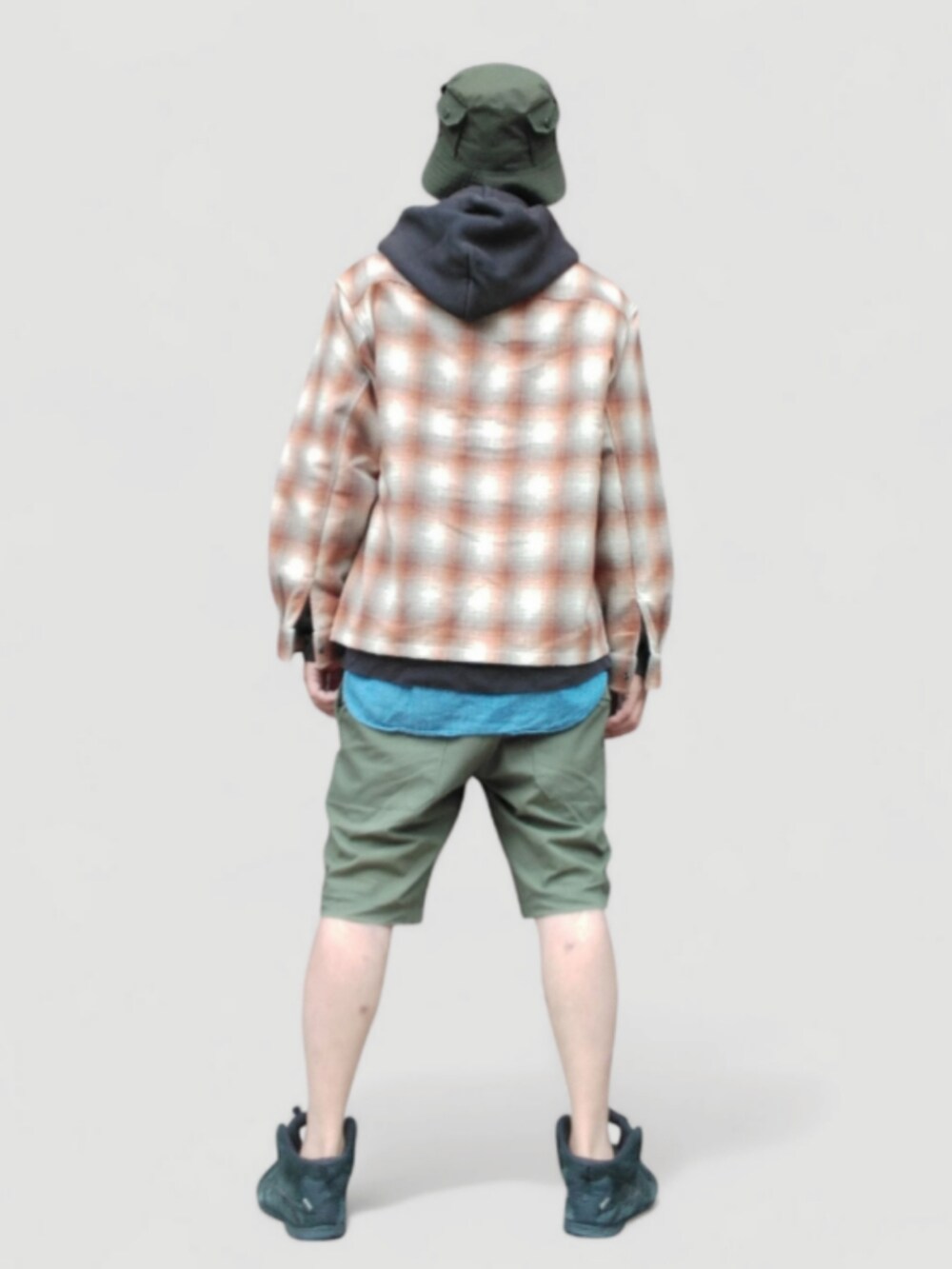 ブラック系のスニーカー、グリーン系のカーゴパンツ、ベージュ系のシャツ/ブラウスを着用したメンズの秋コーディネートの5枚目の写真