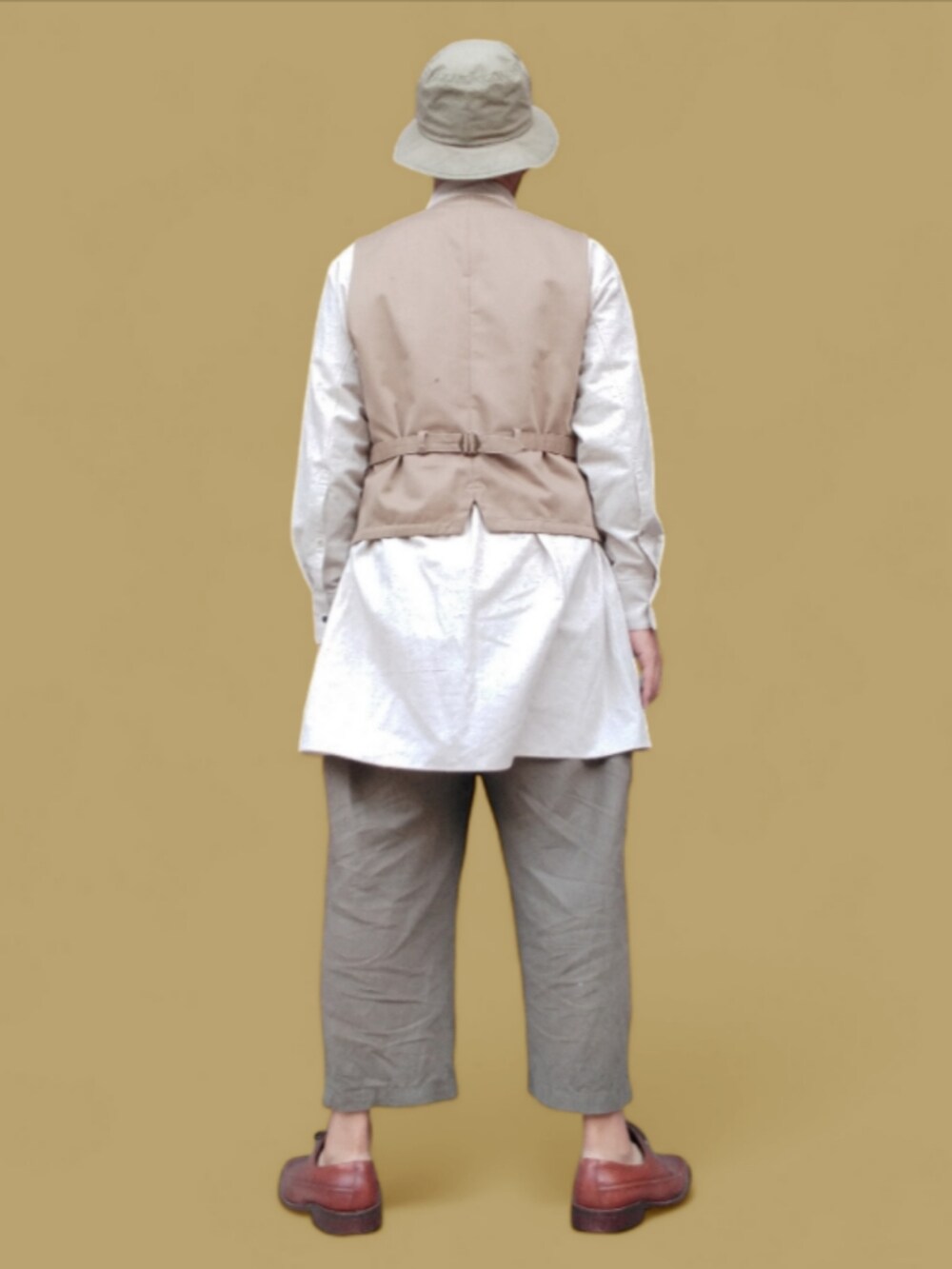 グリーン系のその他パンツ、ベージュ系のベスト、ホワイト系のシャツ/ブラウスを着用したメンズの秋コーディネートの5枚目の写真