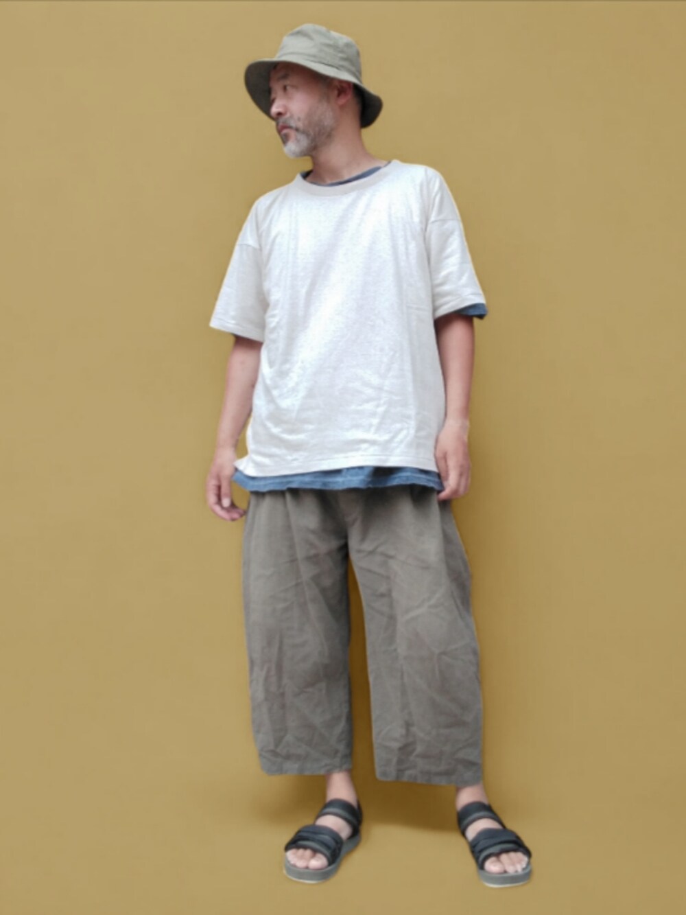 グリーン系のサンダル、グリーン系のその他パンツ、ホワイト系のTシャツ/カットソーを着用したメンズの夏コーディネートの4枚目の写真