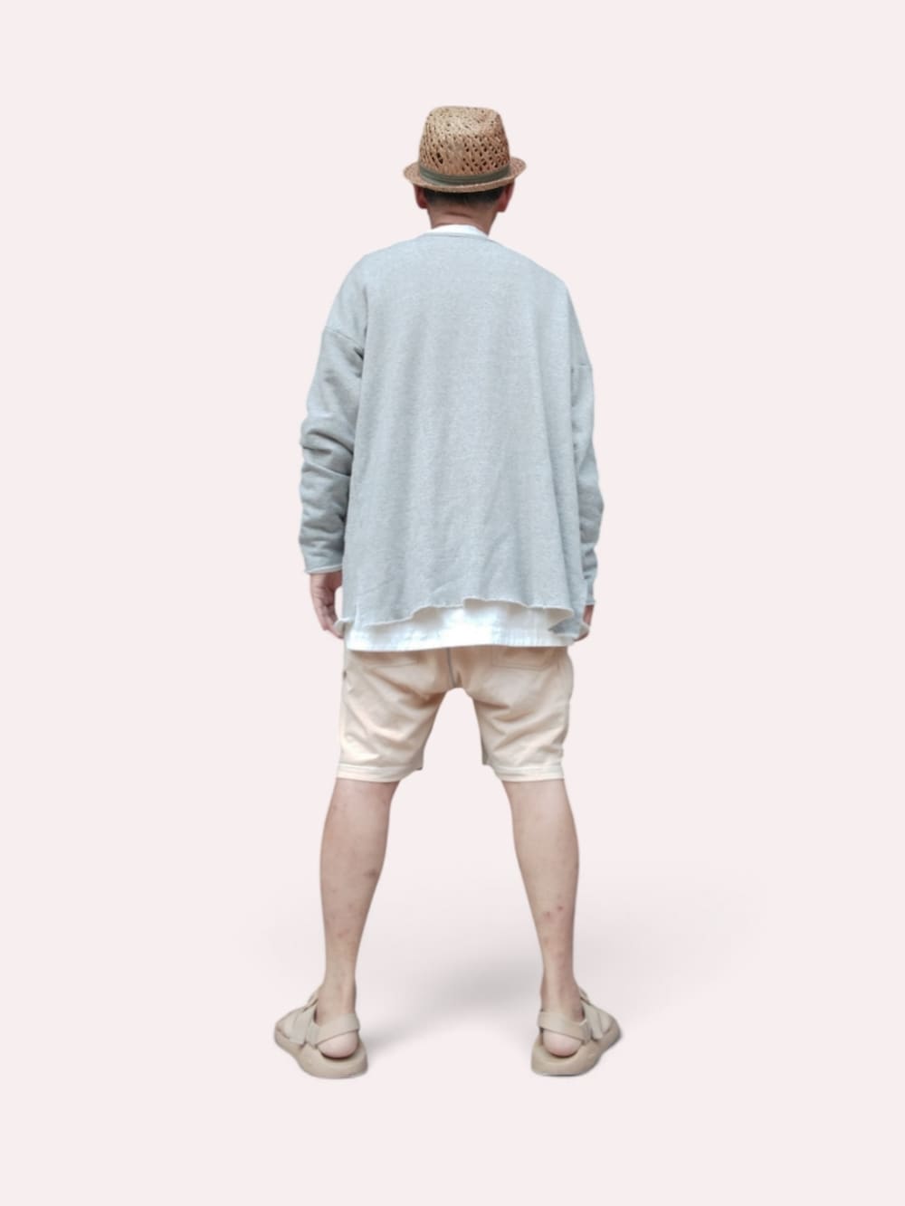 ベージュ系のサンダル、イエロー系のパンツ、グレー系のカーディガン/ボレロを着用したメンズの夏コーディネートの5枚目の写真