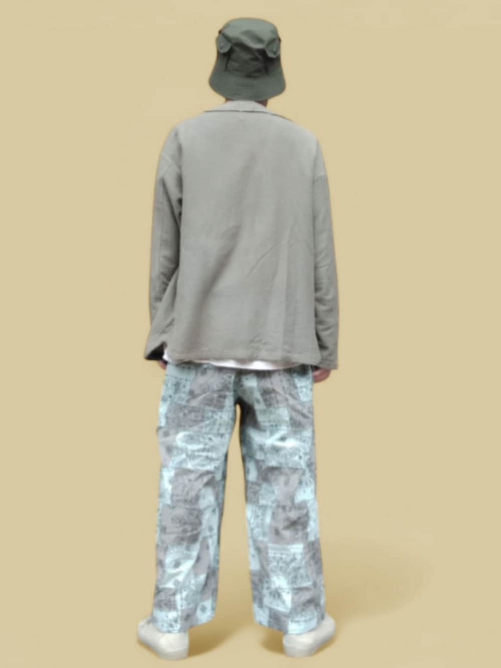 ブルー系のその他パンツ、ベージュ系のスニーカー、グリーン系のカーディガン/ボレロを着用したメンズの春コーディネートの5枚目の写真