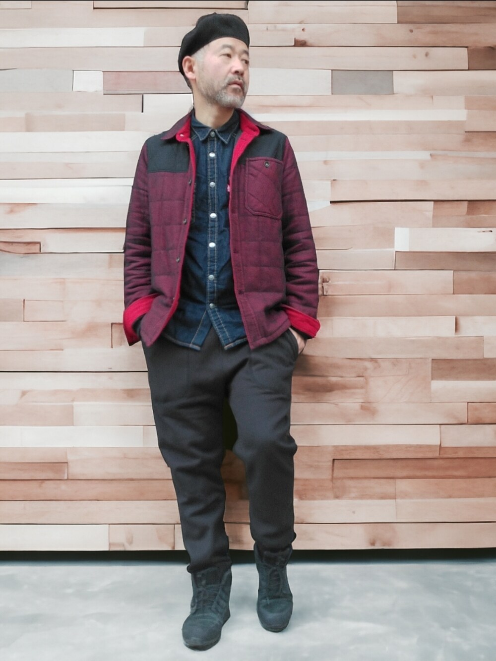 ブラック系のスウェットパンツ、レッド系のシャツ/ブラウス、ブルー系のシャツ/ブラウスを着用したメンズの冬コーディネートの2枚目の写真