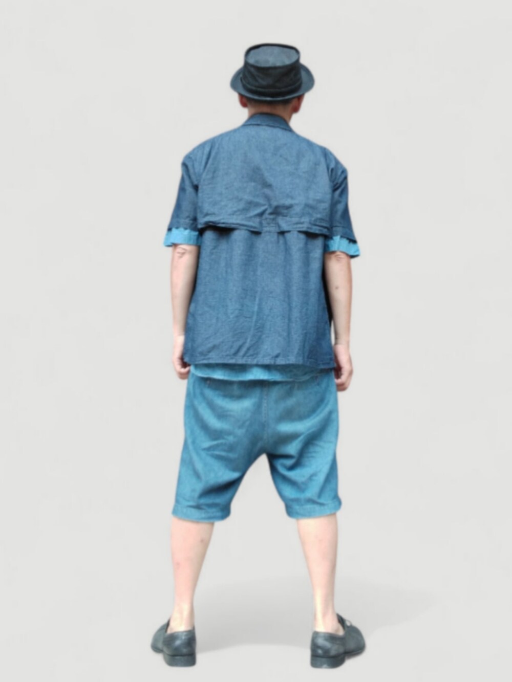 ブルー系のその他パンツ、ブルー系のシャツ/ブラウス、ブルー系のネクタイを着用したメンズの夏コーディネートの5枚目の写真
