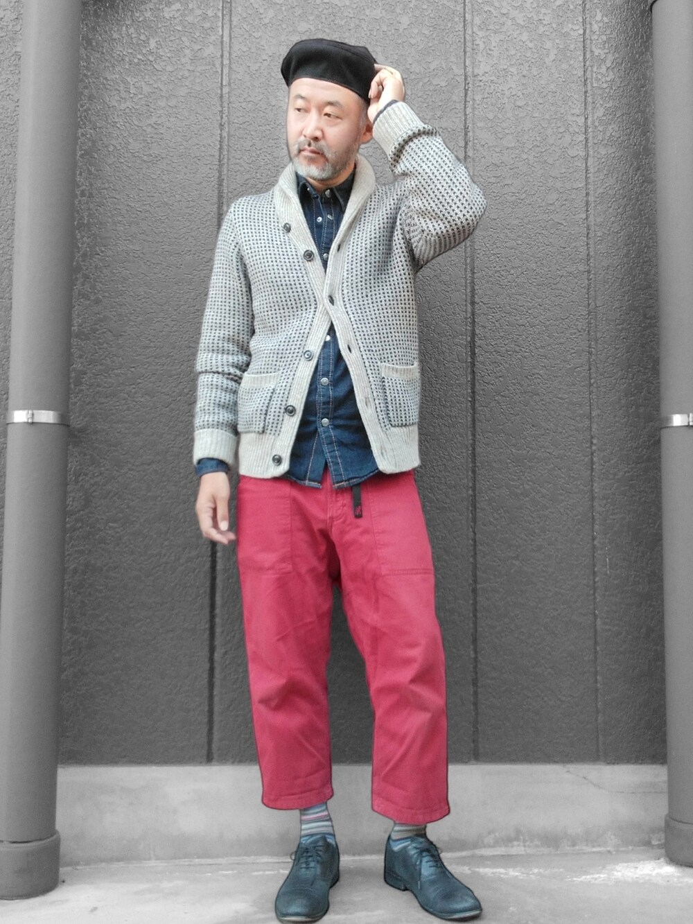 レッド系のその他パンツ、ベージュ系のカーディガン/ボレロ、ブルー系のシャツ/ブラウスを着用したメンズの秋コーディネートの4枚目の写真