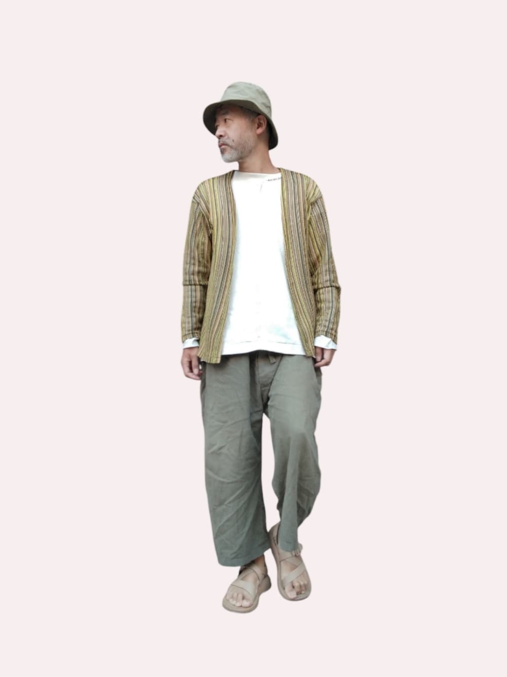 グリーン系のその他パンツ、ベージュ系のサンダル、ホワイト系のTシャツ/カットソーを着用したメンズの夏コーディネートの2枚目の写真
