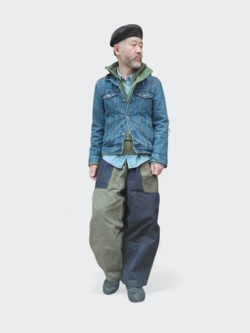 ブルー系のパンツ、ブルー系のデニムジャケット、ブラック系のハンチング/ベレー帽を着用したメンズの春コーディネートの4枚目の写真