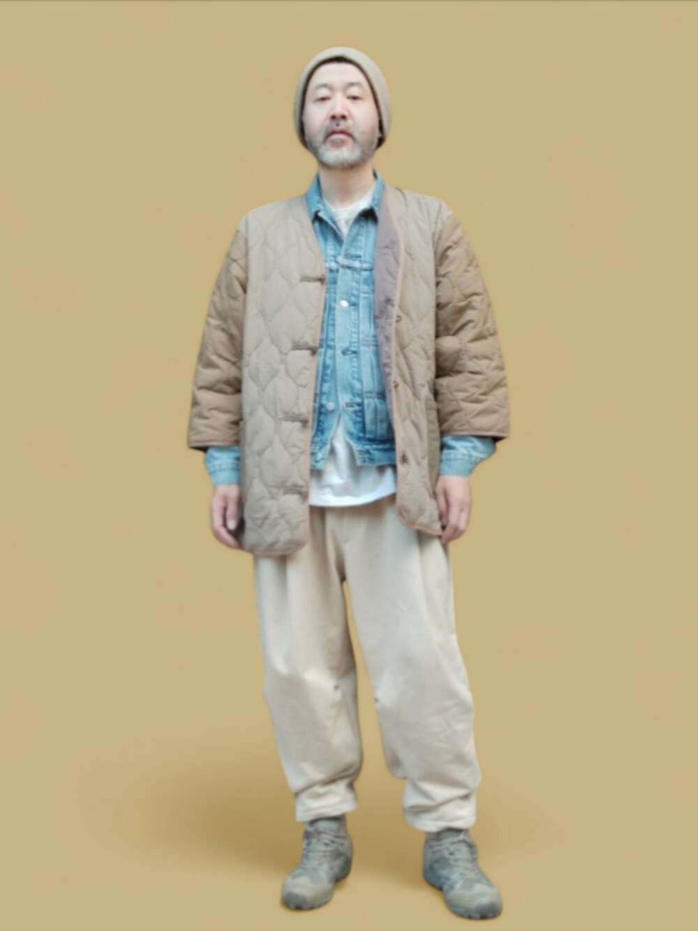 ベージュ系のスウェットパンツ、グリーン系のスニーカー、ブルー系のデニムジャケットを着用したメンズの冬コーディネートの4枚目の写真