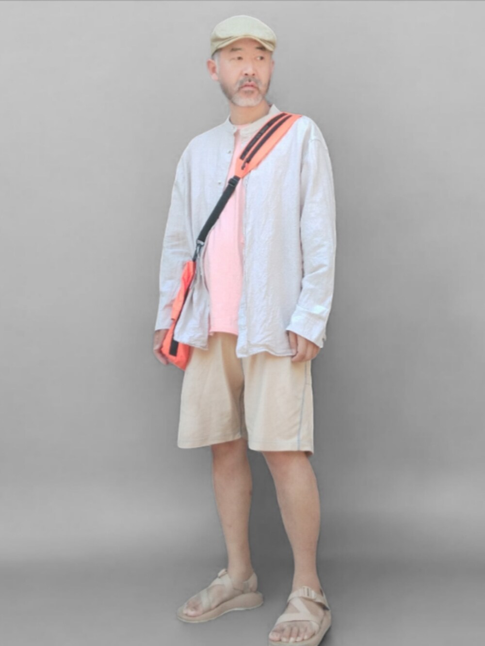 ベージュ系のサンダル、イエロー系のパンツ、オレンジ系のTシャツ/カットソーを着用したメンズの夏コーディネートの2枚目の写真