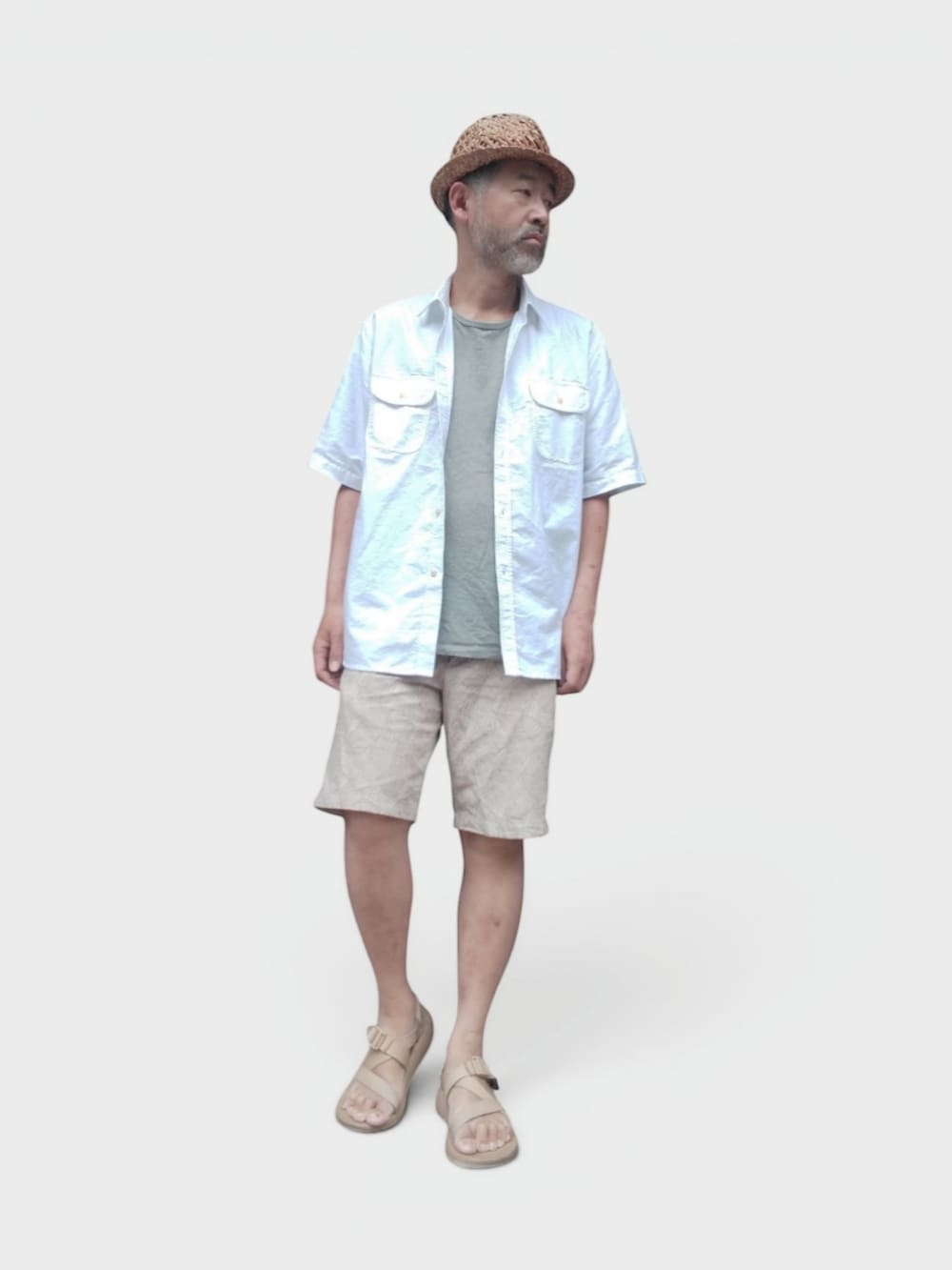 ベージュ系のその他パンツ、ベージュ系のサンダル、ホワイト系のシャツ/ブラウスを着用したメンズの夏コーディネートの3枚目の写真
