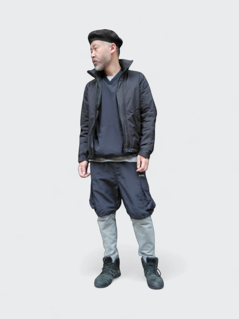 ブラック系のスニーカー、ブラック系のTシャツ/カットソー、ブラック系のダウンジャケット/コートを着用したメンズの冬コーディネートの2枚目の写真