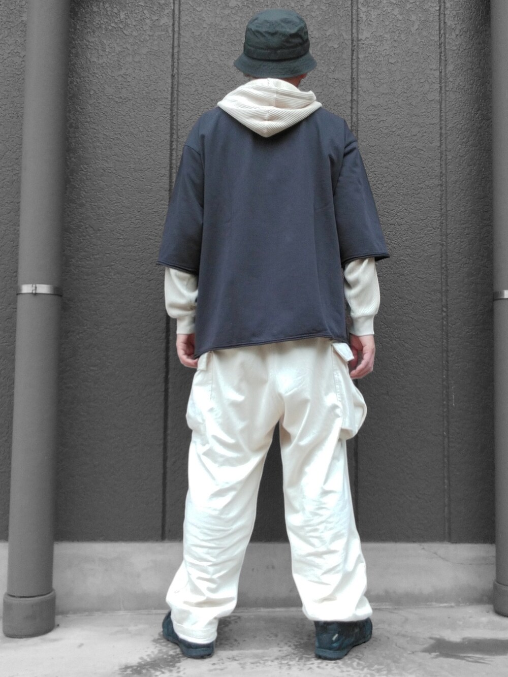 ブラック系のTシャツ/カットソー、ベージュ系のパーカー、ホワイト系のカーゴパンツを着用したメンズの春コーディネートの5枚目の写真