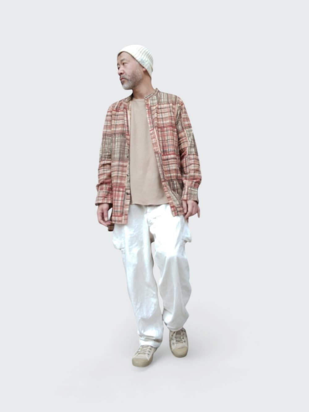 ホワイト系のカーゴパンツ、ベージュ系のスニーカー、その他のシャツ/ブラウスを着用したメンズの春コーディネートの4枚目の写真