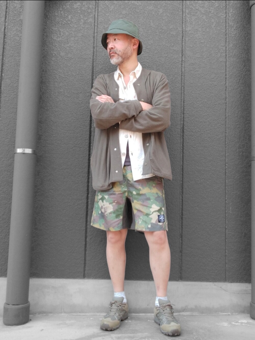 グリーン系のカーディガン/ボレロ、ホワイト系のシャツ/ブラウス、その他のパンツを着用したメンズの春コーディネートの3枚目の写真