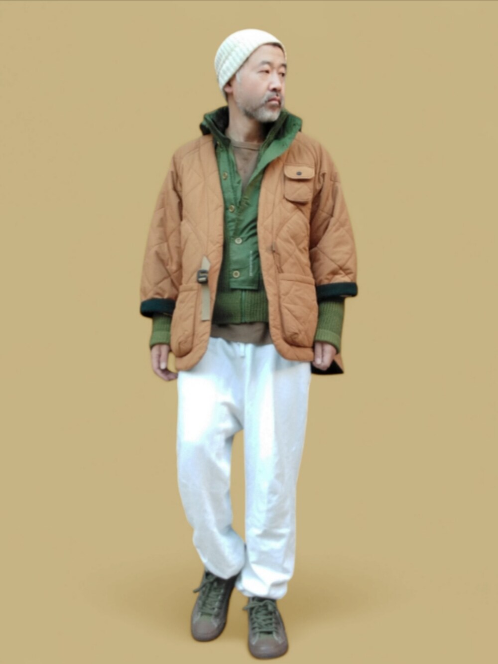 ホワイト系のスウェットパンツ、グリーン系のスニーカー、ブラウン系のジャケット/アウターを着用したメンズの冬コーディネートの4枚目の写真