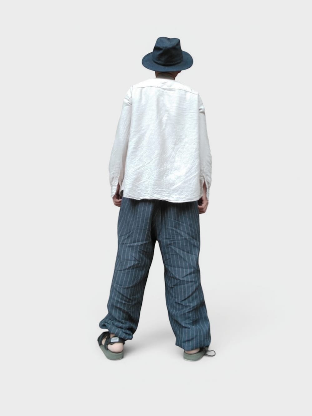 ブルー系のパンツ、ホワイト系のシャツ/ブラウス、ブルー系のハットを着用したメンズの夏コーディネートの5枚目の写真