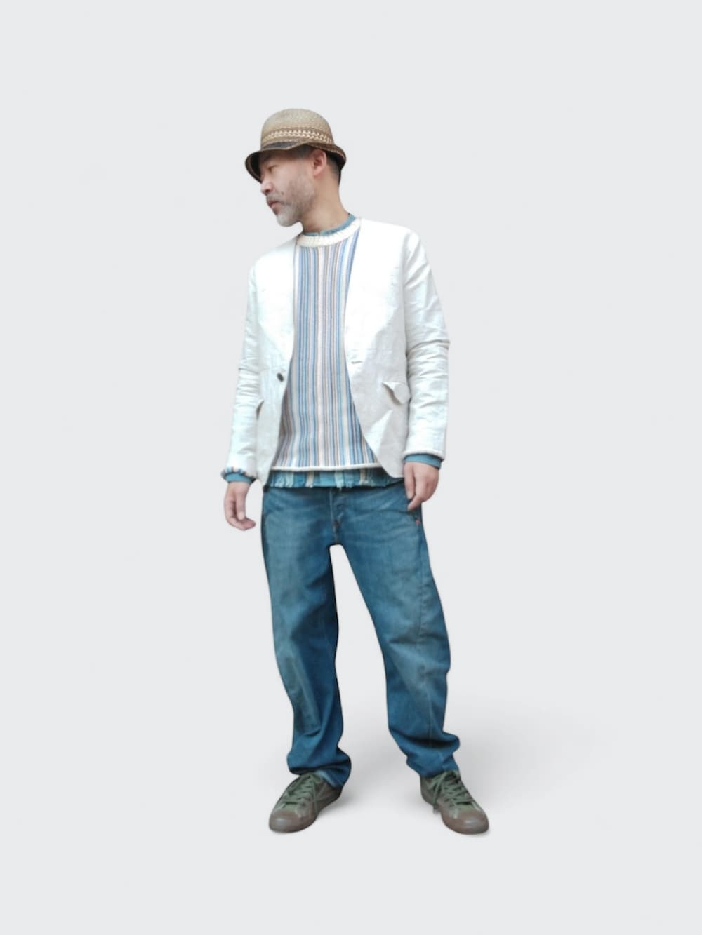 ブルー系のデニムパンツ、ホワイト系のジャケット/アウター、グリーン系のスニーカーを着用したメンズの冬コーディネートの4枚目の写真