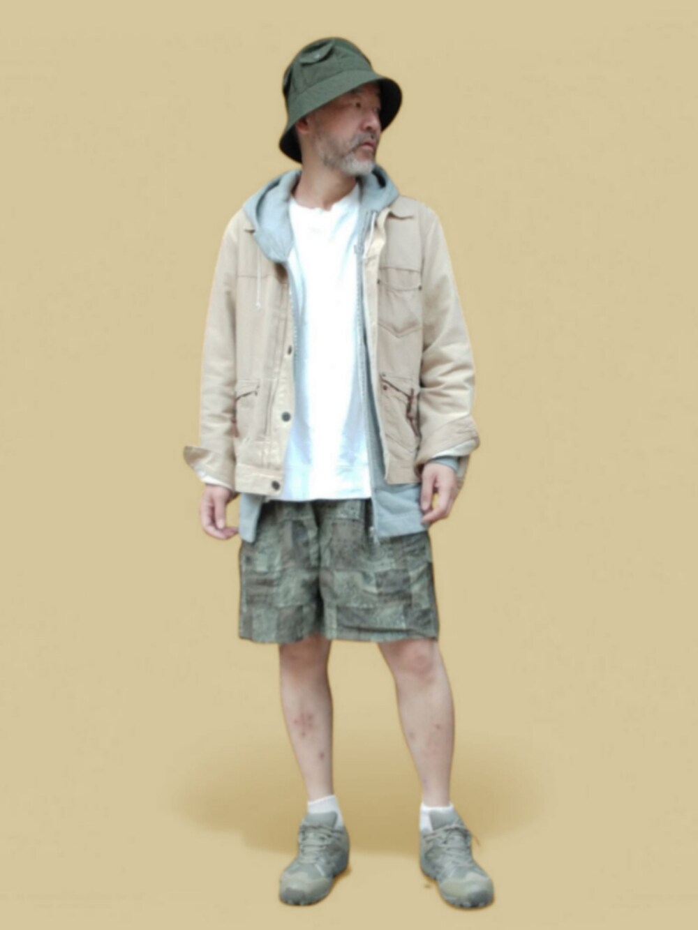 グリーン系のスニーカー、グレー系のその他パンツ、ベージュ系のデニムジャケットを着用したメンズの春コーディネートの3枚目の写真