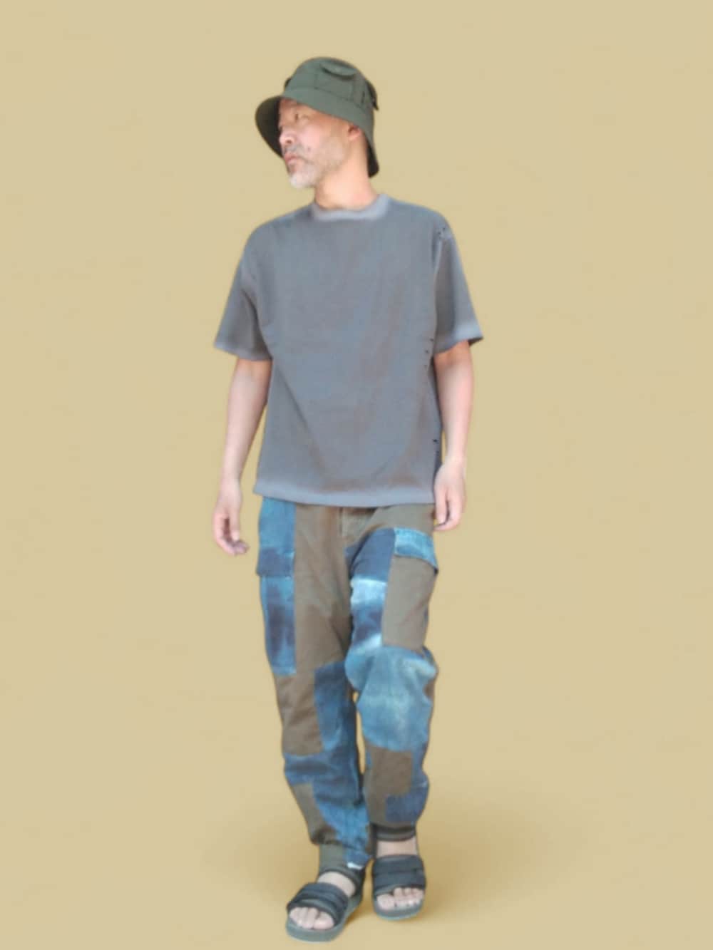 ブラック系のTシャツ/カットソー、ブルー系のデニムパンツ、ブラック系のサンダルを着用したメンズの夏コーディネートの4枚目の写真