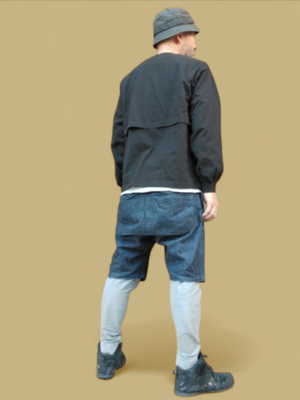 ブルー系のデニムパンツ、ブラック系のスニーカー、ブラック系のハットを着用したメンズの秋コーディネートの4枚目の写真