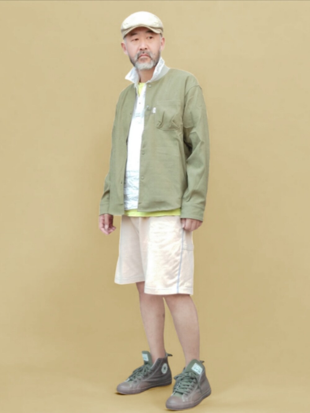 イエロー系のパンツ、グリーン系のスニーカー、グリーン系のシャツ/ブラウスを着用したメンズの夏コーディネートの3枚目の写真