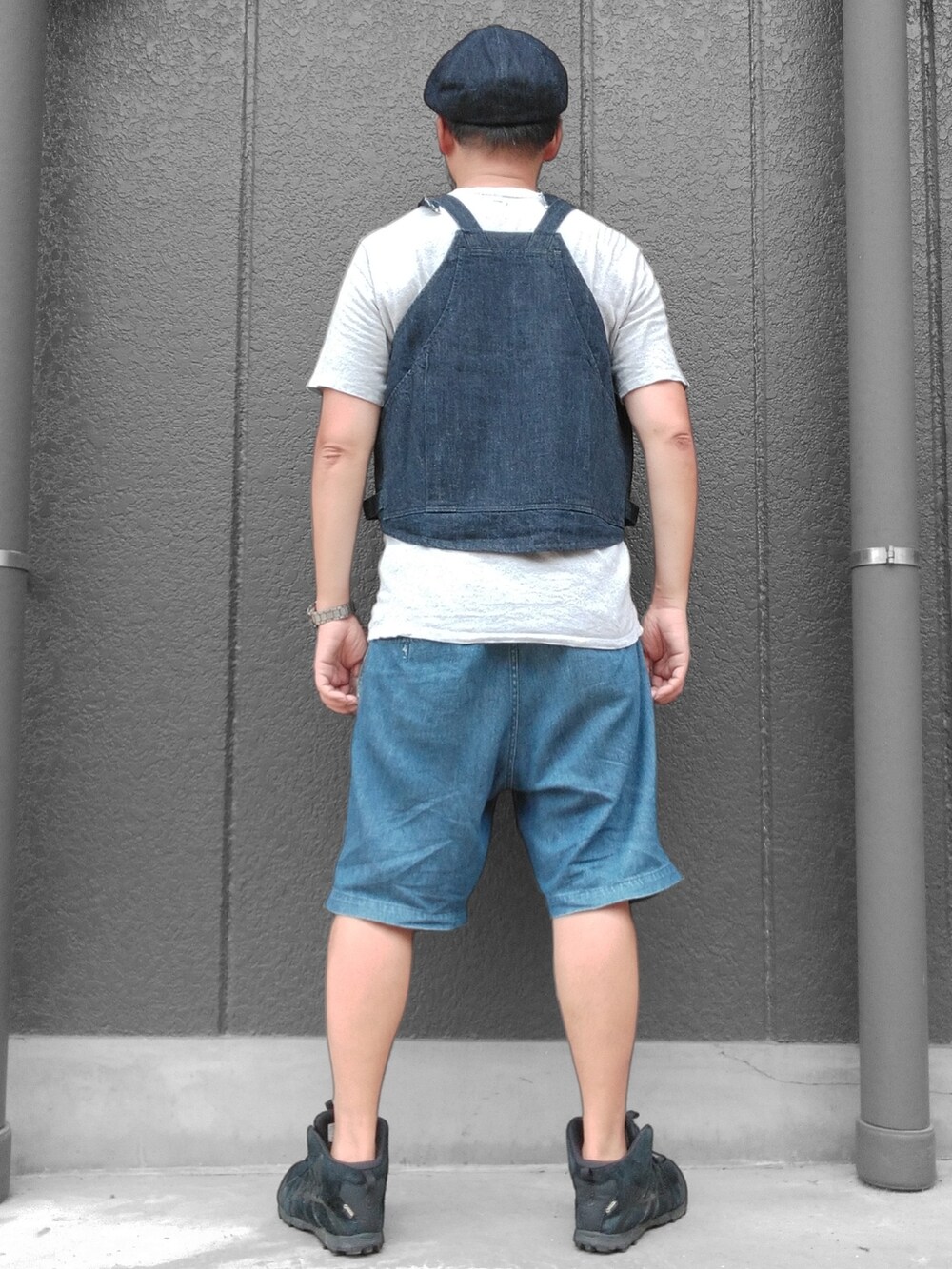 ブルー系のベスト、グレー系のTシャツ/カットソー、ブルー系のその他パンツを着用したメンズの夏コーディネートの5枚目の写真