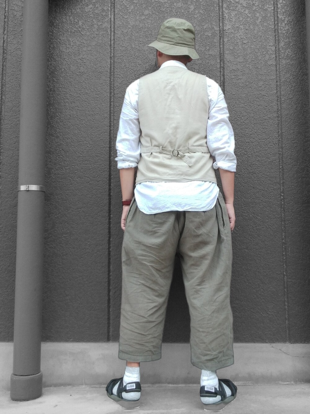 グリーン系のその他パンツ、グリーン系のサンダル、ホワイト系のシャツ/ブラウスを着用したメンズの夏コーディネートの5枚目の写真