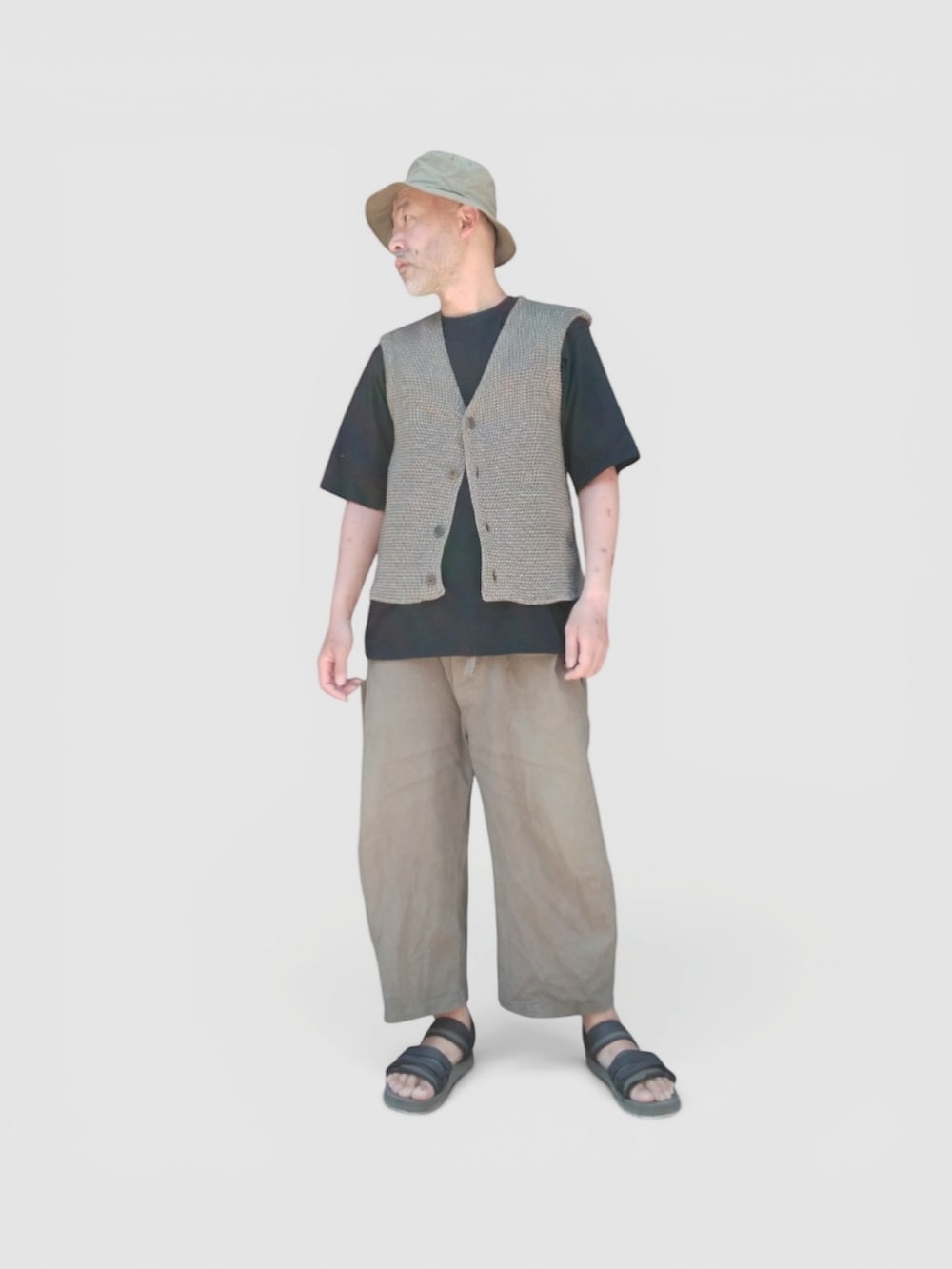 ブラック系のサンダル、グリーン系のその他パンツ、ブラック系のTシャツ/カットソーを着用したメンズの夏コーディネートの2枚目の写真
