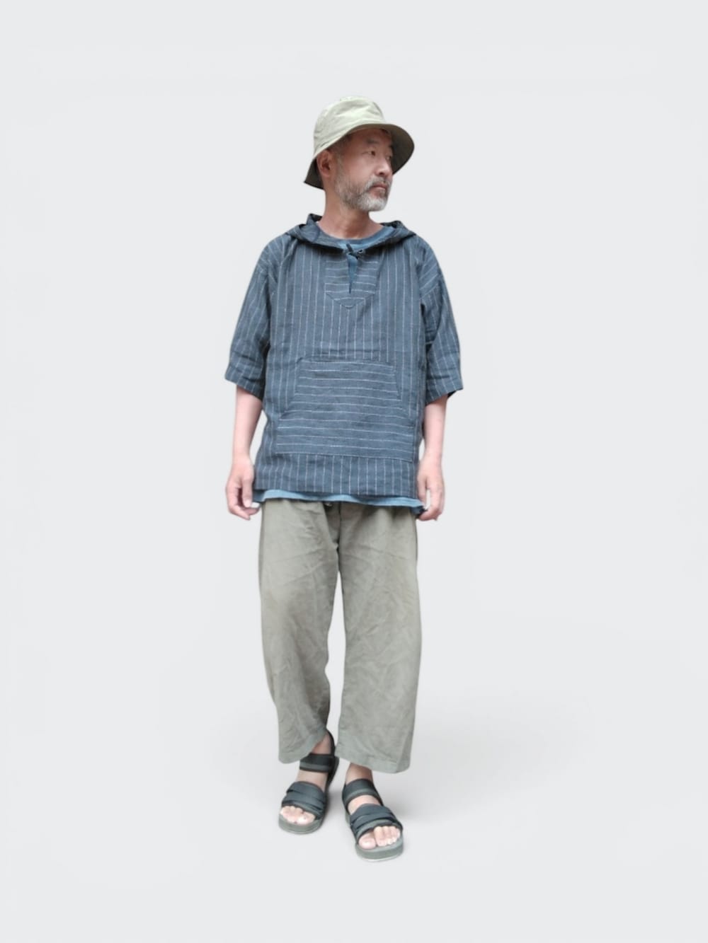 グリーン系のその他パンツ、グリーン系のサンダル、ブルー系のパーカーを着用したメンズの夏コーディネートの2枚目の写真