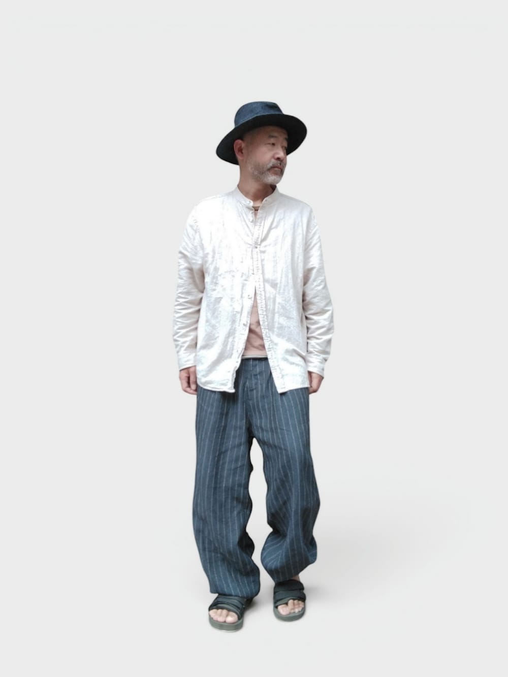 ブルー系のパンツ、ホワイト系のシャツ/ブラウス、ブルー系のハットを着用したメンズの夏コーディネートの3枚目の写真