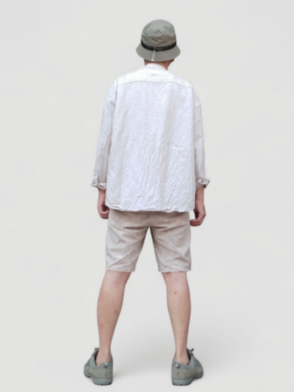 グリーン系のスニーカー、ホワイト系のシャツ/ブラウス、ベージュ系のその他パンツを着用したメンズの夏コーディネートの5枚目の写真