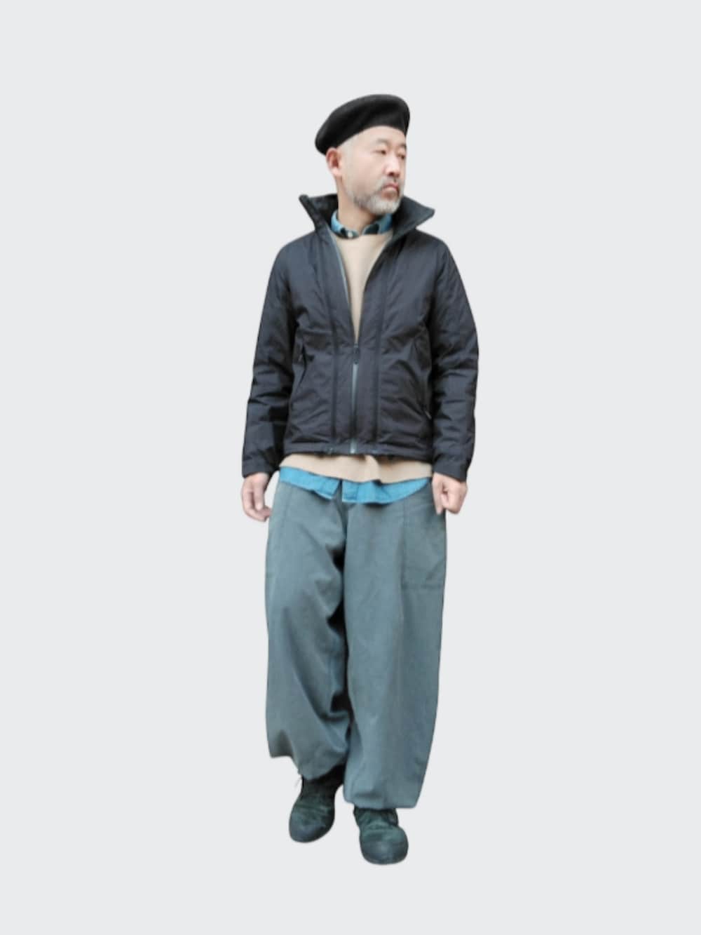 グレー系のパンツ、ブラック系のダウンジャケット/コート、ブラック系のスニーカーを着用したメンズの冬コーディネートの4枚目の写真