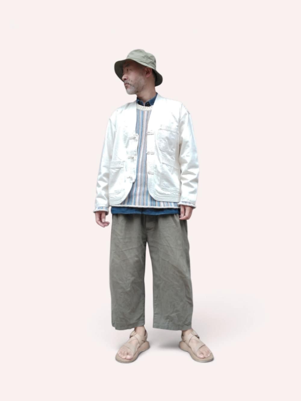 グリーン系のその他パンツ、ホワイト系のジャケット/アウター、グリーン系のハットを着用したメンズの秋コーディネートの4枚目の写真