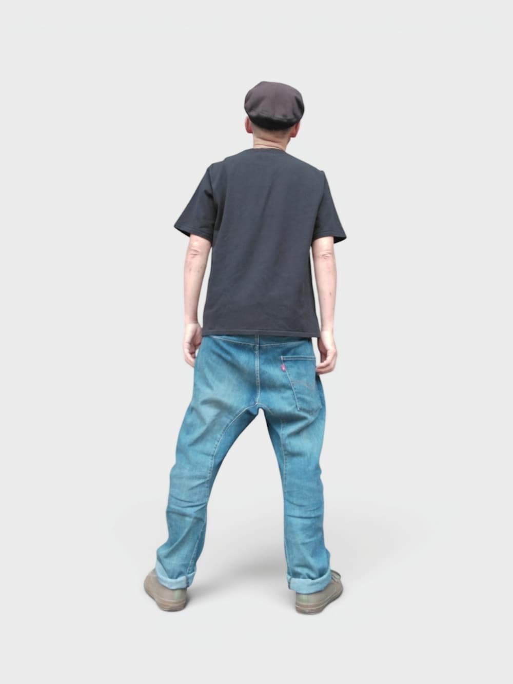 グリーン系のスニーカー、ブルー系のデニムパンツ、ブラック系のTシャツ/カットソーを着用したメンズの夏コーディネートの5枚目の写真