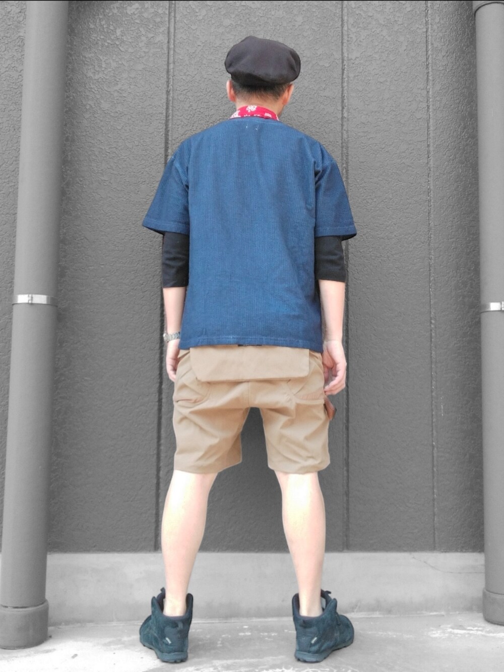 ベージュ系のパンツ、ブルー系のTシャツ/カットソー、ブラック系のスニーカーを着用したメンズの春コーディネートの5枚目の写真