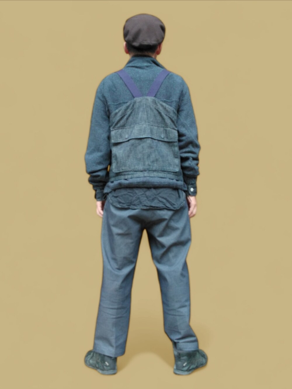 ブルー系のその他パンツ、ブラック系のスニーカー、ブルー系のベストを着用したメンズの秋コーディネートの5枚目の写真