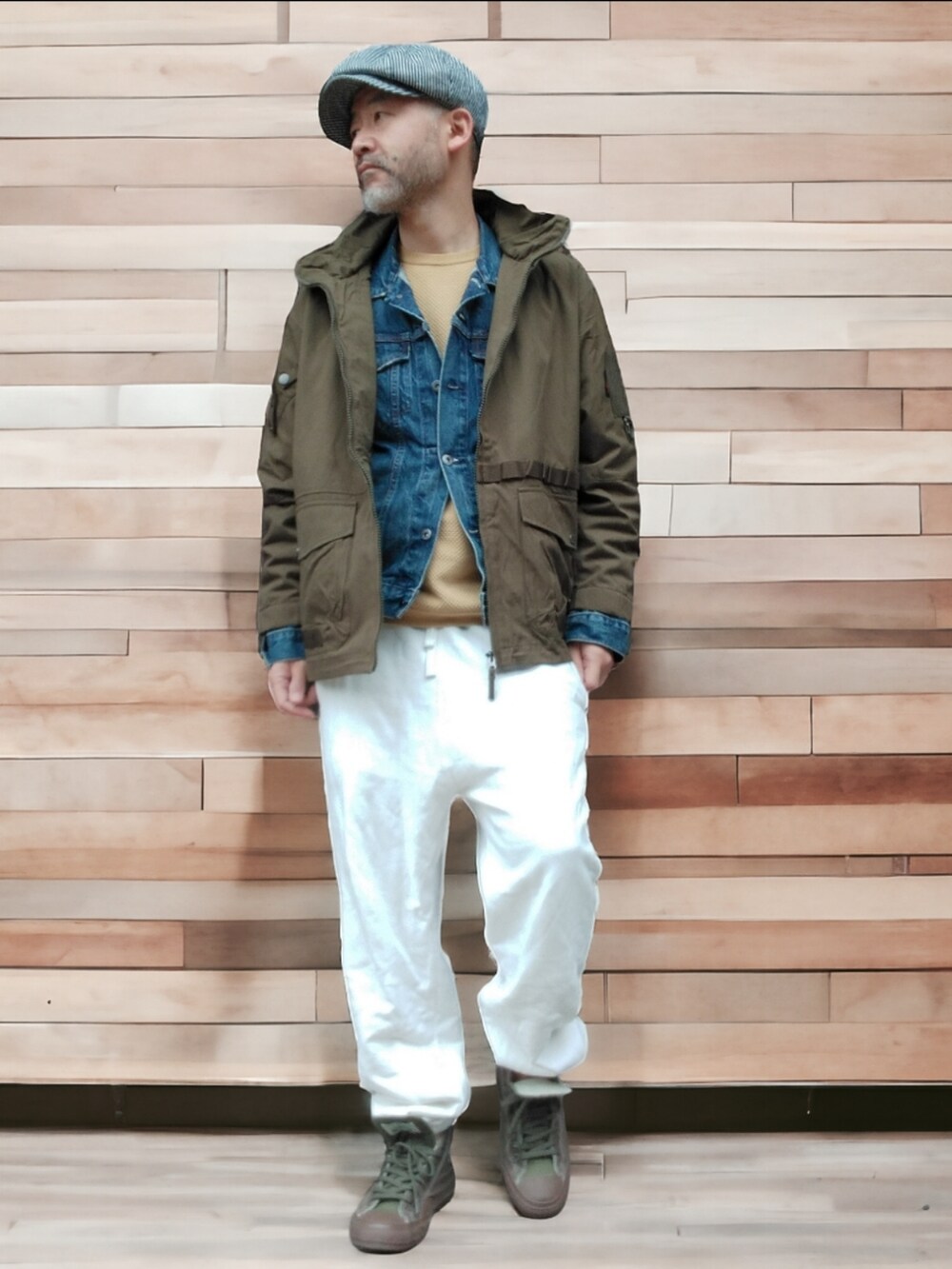 ホワイト系のスウェットパンツ、グリーン系のスニーカー、グリーン系のジャケット/アウターを着用したメンズの冬コーディネートの2枚目の写真