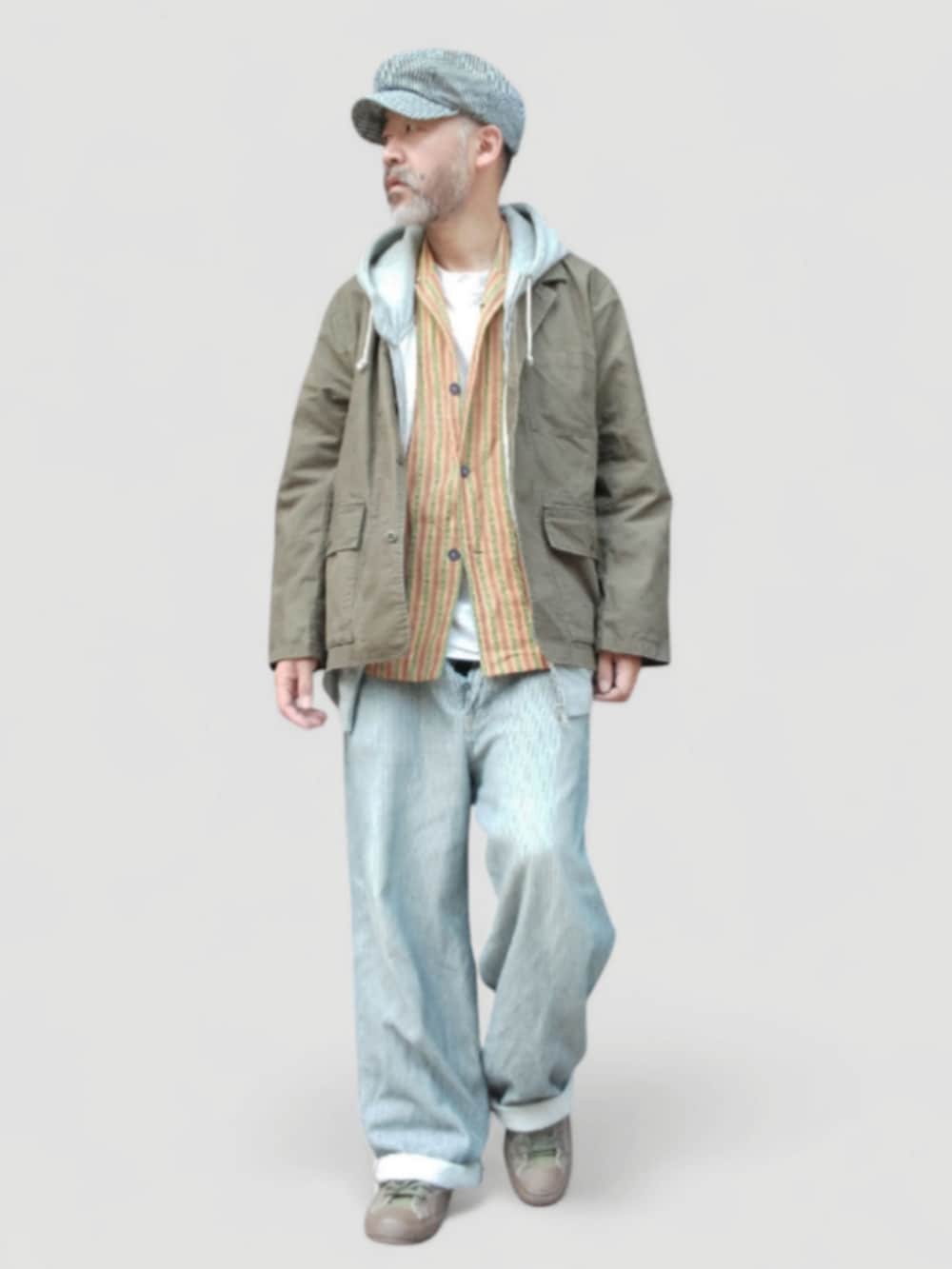 グレー系のデニムパンツ、グリーン系のスニーカー、グリーン系のジャケット/アウターを着用したメンズの秋コーディネートの4枚目の写真