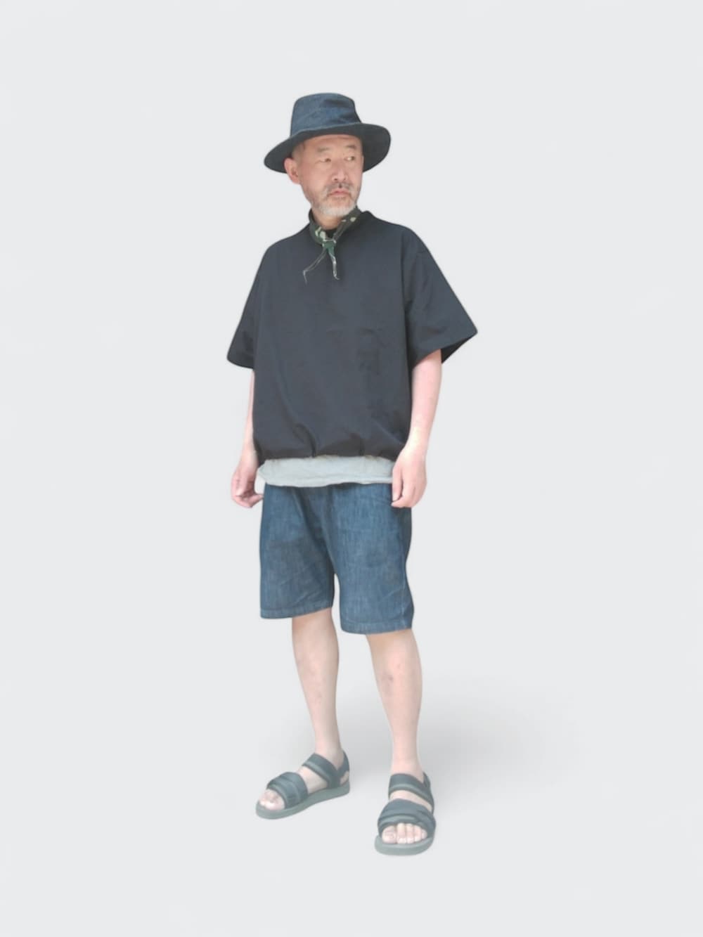 ブルー系のデニムパンツ、ブラック系のTシャツ/カットソー、グリーン系のサンダルを着用したメンズの春コーディネートの2枚目の写真