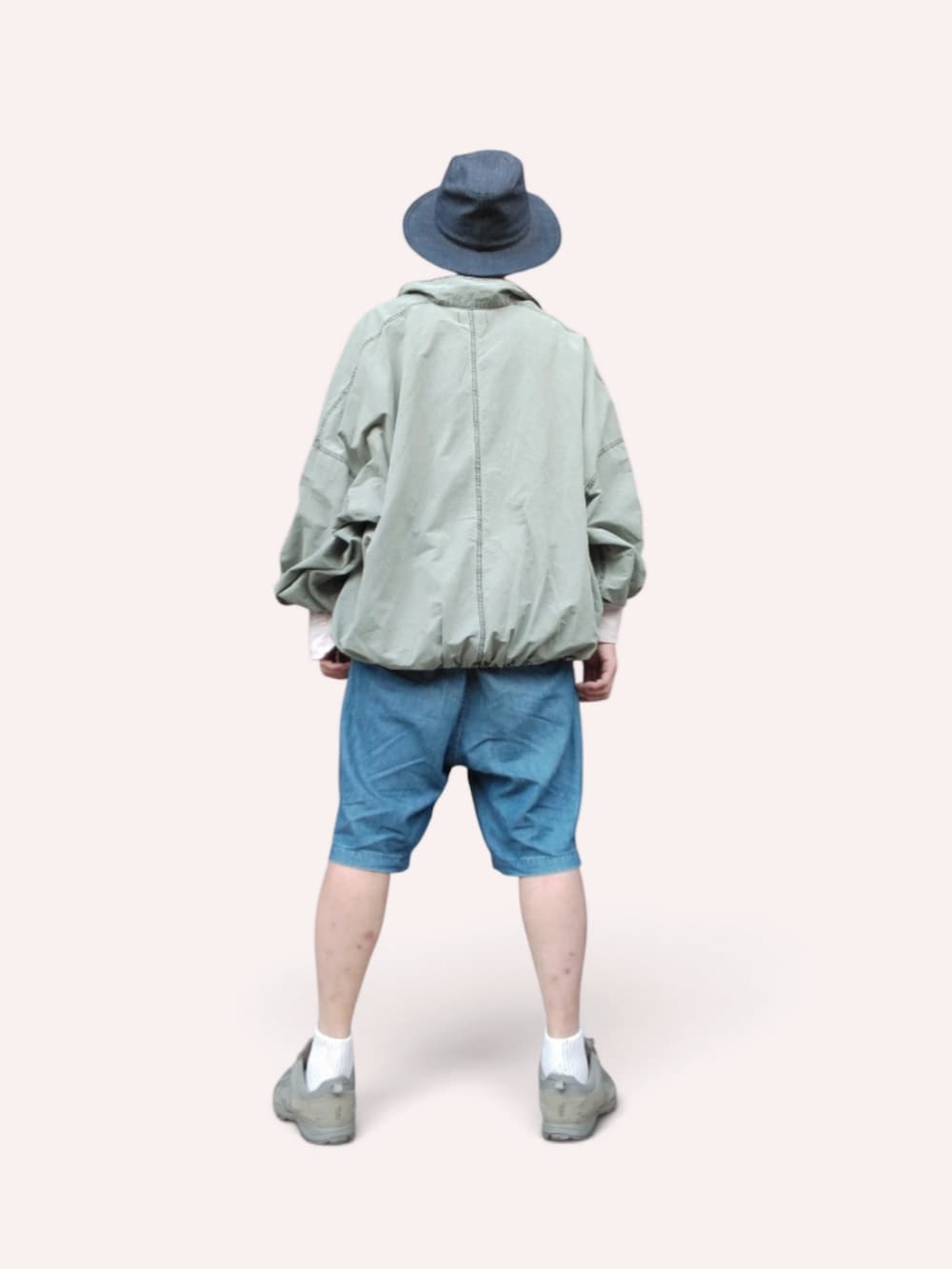 グリーン系のスニーカー、ブルー系のその他パンツ、グリーン系のシャツ/ブラウスを着用したメンズの秋コーディネートの5枚目の写真