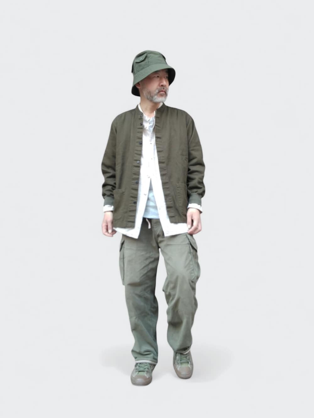 グリーン系のカーゴパンツ、グリーン系のスニーカー、グリーン系のシャツ/ブラウスを着用したメンズの春コーディネートの2枚目の写真