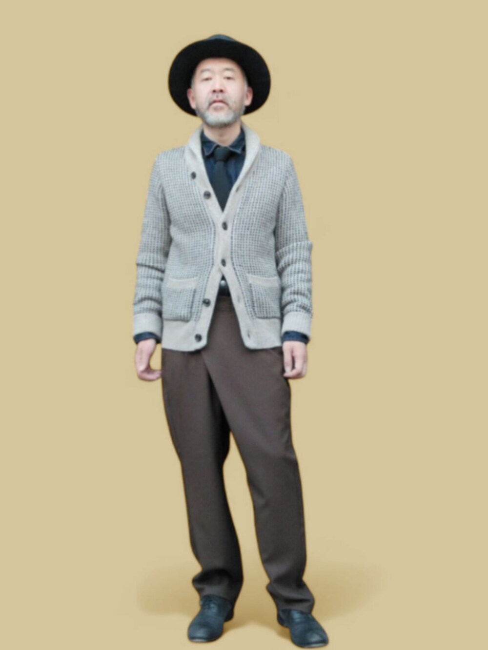 ブラウン系のパンツ、ベージュ系のカーディガン/ボレロ、ブルー系のシャツ/ブラウスを着用したメンズの春コーディネートの3枚目の写真