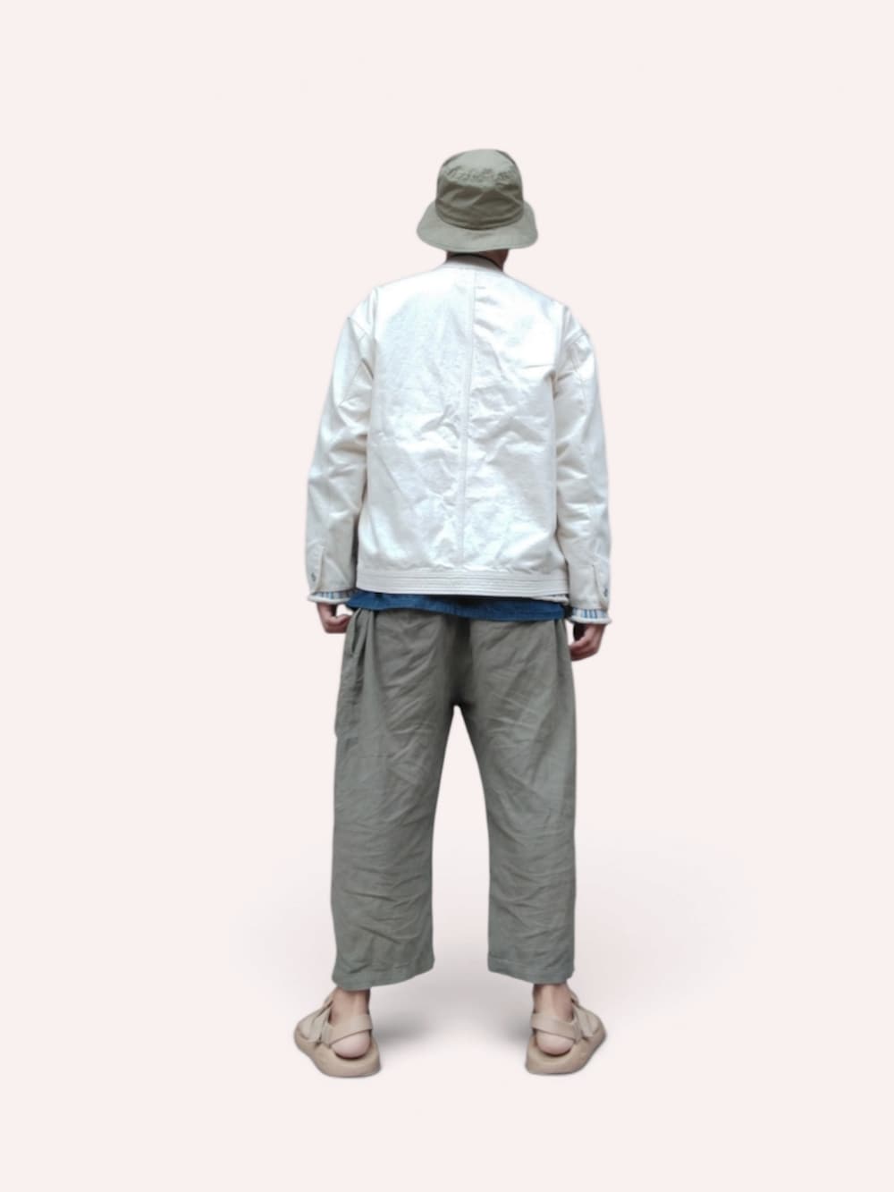 グリーン系のその他パンツ、ホワイト系のジャケット/アウター、グリーン系のハットを着用したメンズの秋コーディネートの5枚目の写真