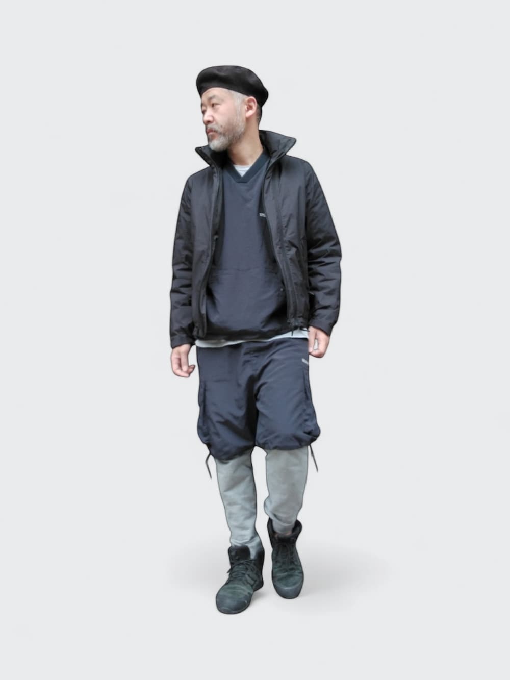 ブラック系のスニーカー、ブラック系のTシャツ/カットソー、ブラック系のダウンジャケット/コートを着用したメンズの冬コーディネートの4枚目の写真