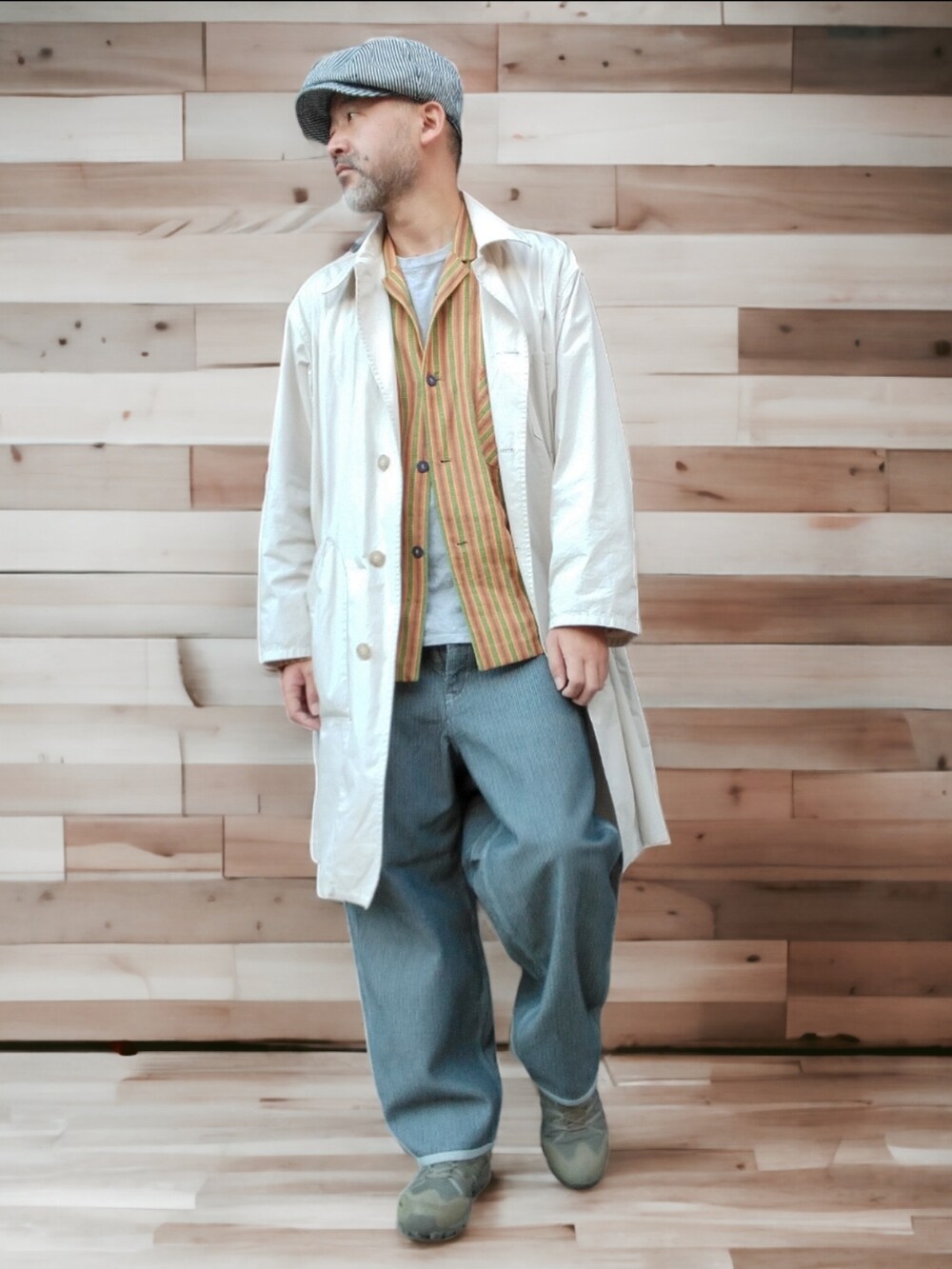 グレー系のパンツ、ホワイト系のジャケット/アウター、イエロー系のシャツ/ブラウスを着用したメンズの秋コーディネートの2枚目の写真