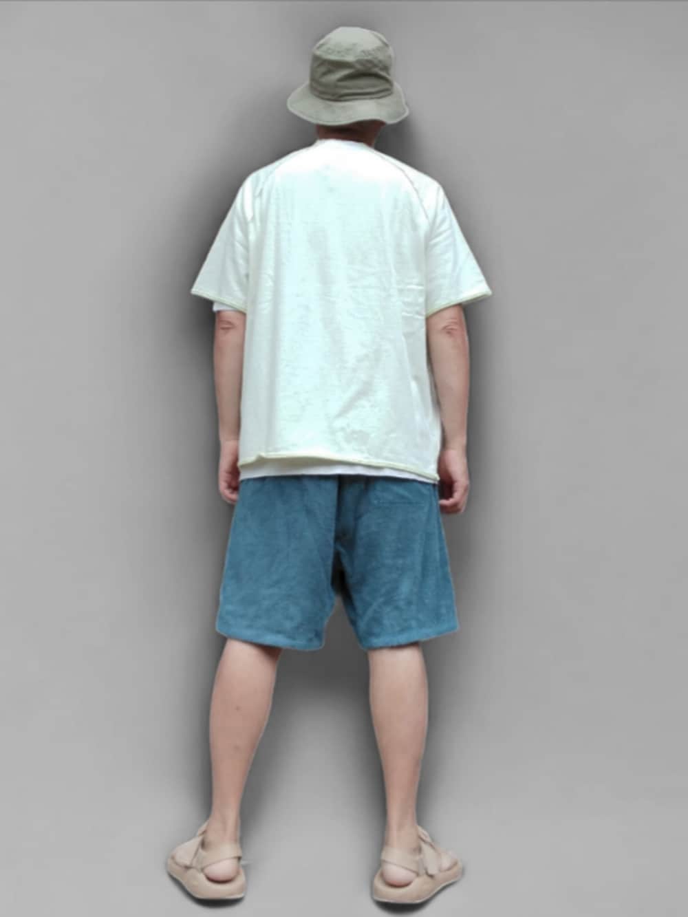 ホワイト系のTシャツ/カットソー、ブルー系のパンツ、ベージュ系のサンダルを着用したメンズの夏コーディネートの5枚目の写真