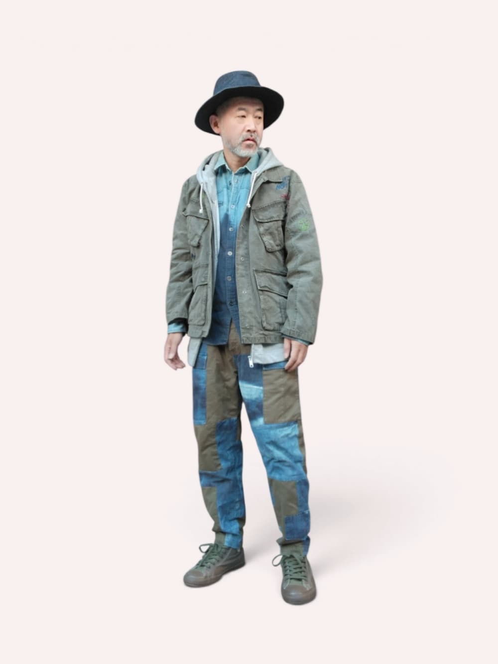 ブルー系のデニムパンツ、グリーン系のスニーカー、グリーン系のジャケット/アウターを着用したメンズの秋コーディネートの3枚目の写真
