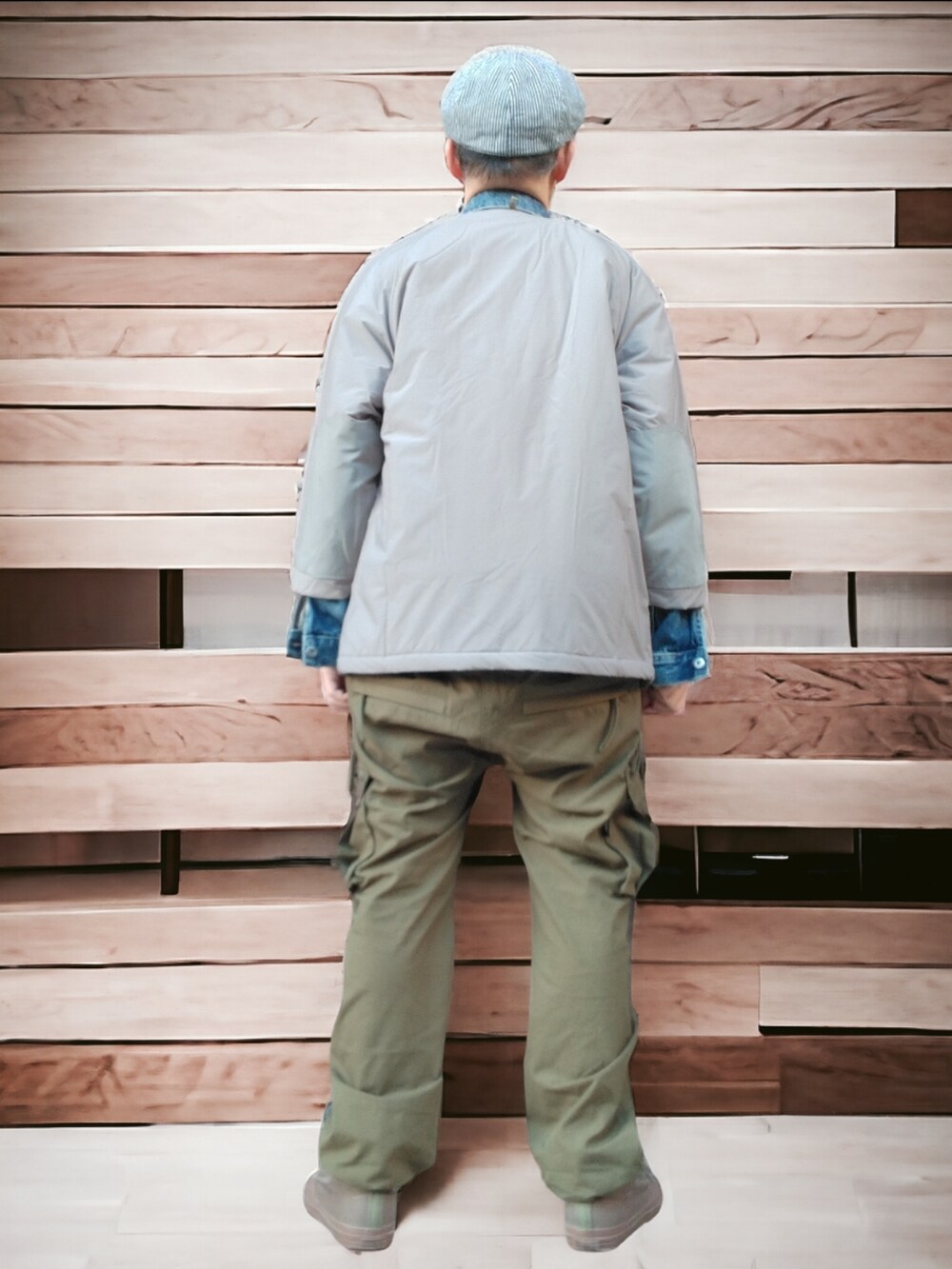 グリーン系のサロペット/オーバーオール、ブルー系のデニムジャケット、グリーン系のスニーカーを着用したメンズの冬コーディネートの5枚目の写真