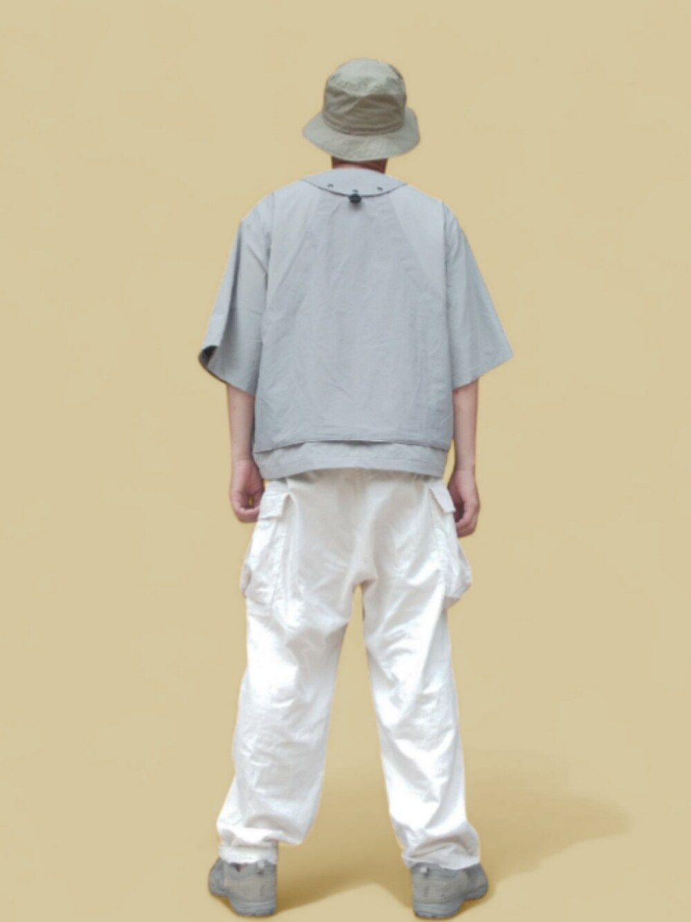 グリーン系のスニーカー、ホワイト系のカーゴパンツ、グレー系のジャケット/アウターを着用したメンズの夏コーディネートの5枚目の写真