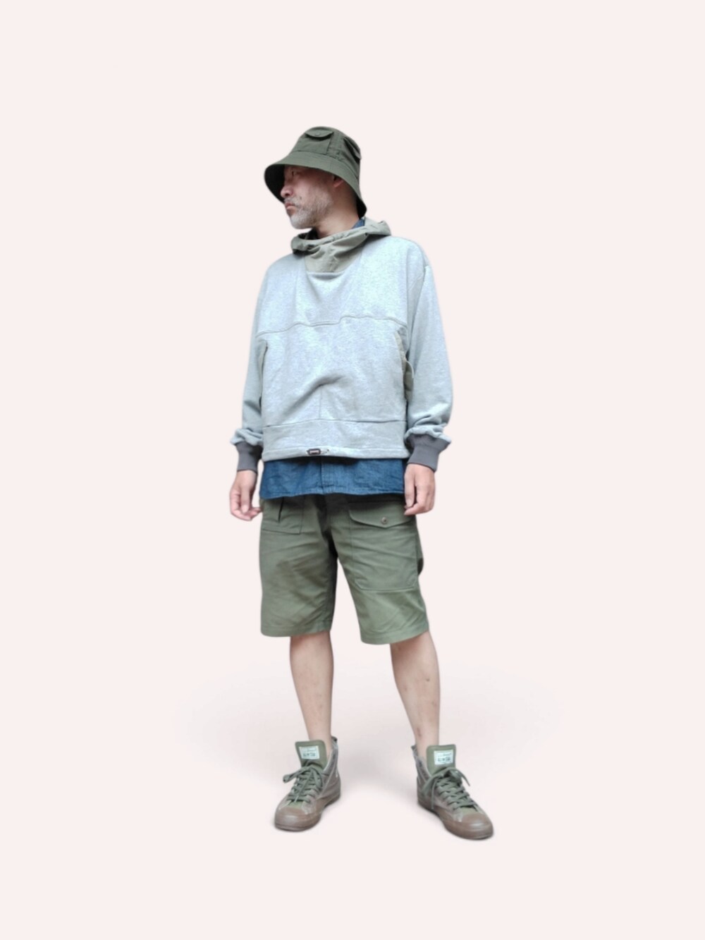 グリーン系のその他パンツ、グリーン系のスニーカー、グレー系のパーカーを着用したメンズの秋コーディネートの4枚目の写真