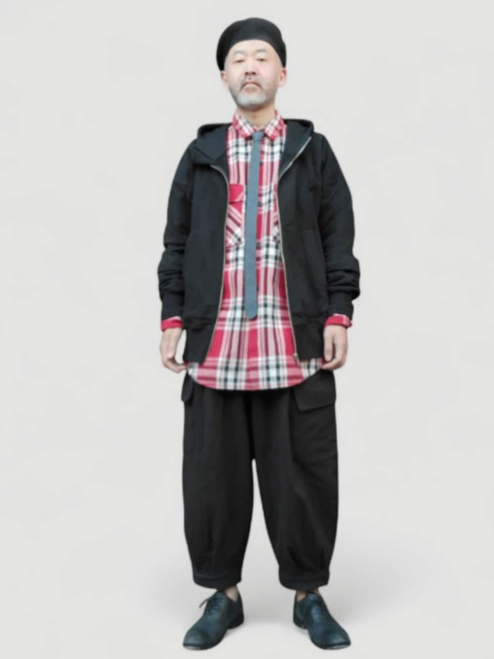 ブラック系のスウェットパンツ、ブラック系のパーカー、ブラック系のハンチング/ベレー帽を着用したメンズの冬コーディネートの4枚目の写真